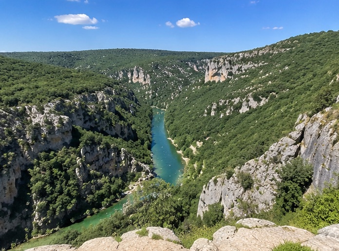 Falaises et eaux du parcours Découverte depuis La Combe